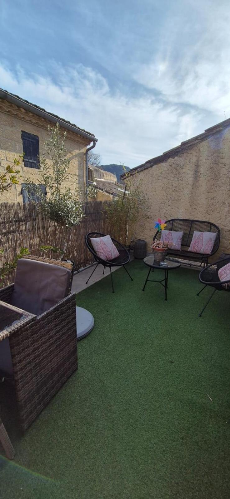 Proche D'Uzes La Terrasse Du Soleil Levant Collias Exterior photo