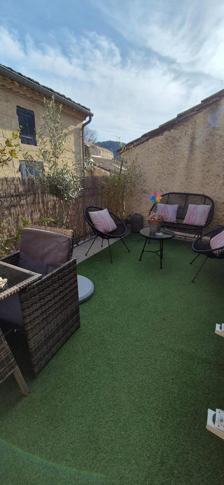 Proche D'Uzes La Terrasse Du Soleil Levant Collias Exterior photo